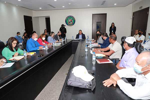 Crean comisión en el Parlamento para evaluar tema de titulación de tierras
