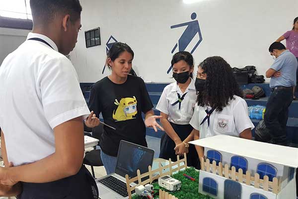 Estudiantes chiricanos brillan en XIII Olimpiadas Regionales de Robótica