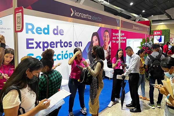 Más de 25 mil personas asistieron a feria de KONZERTA en busca de empleo, 60% fueron mujeres