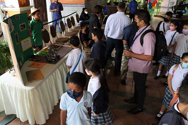 Mejores proyectos de robótica se dan cita en Cerro Azul