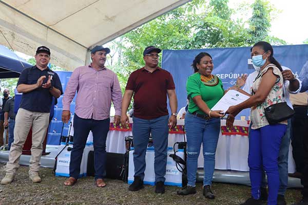 Titulan tierras por más de 200 hectáreas a productores de Darién 