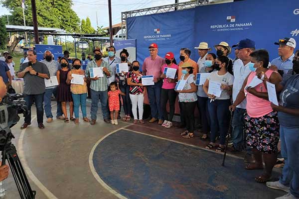 Entregan viviendas nuevas y mejoradas a familias en Los Santos