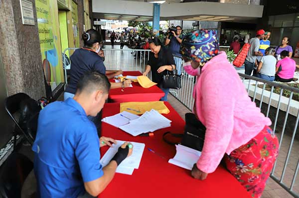 Avanza entrega de permisos para buhoneros y ventas de comida en las rutas del desfile en la capital