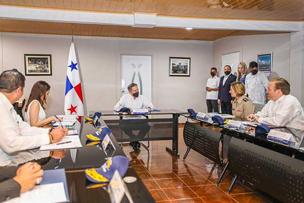 Cortizo participa de reunión de alto nivel con EEUU y recibe aeronave de patrullaje marítimo