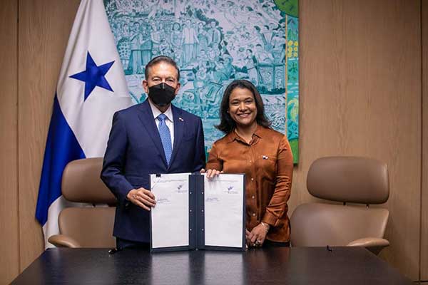 Cortizo sanciona Ley que regula las bibliotecas públicas de Panamá