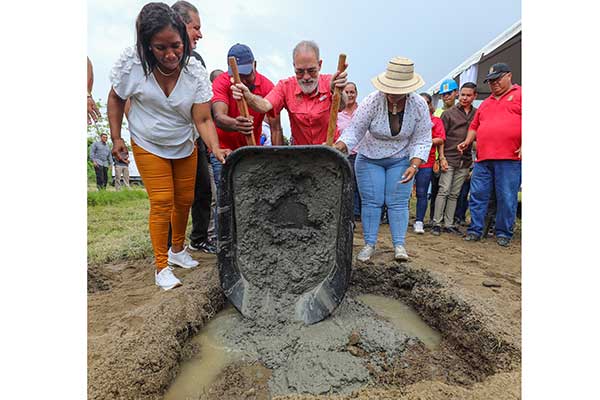 Entregan orden de proceder para albergue y colocan primera palada de comedor municipal