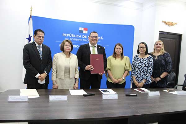 MEDUCA y universidades suscriben carta de intención en beneficio de graduandos
