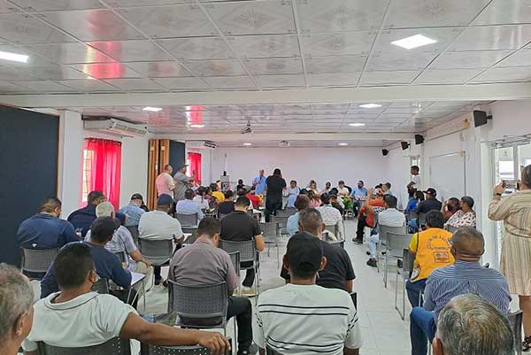 Ministro Paredes participa en mesa de diálogo con dirigentes en Bocas del Toro