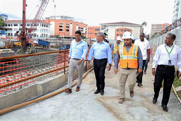 Ministro Sucre inspecciona avances del nuevo Hospital del Niño