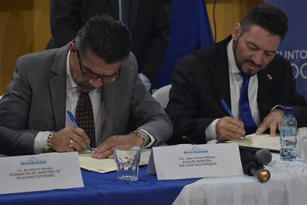 Alcaldía de Santiago suscribe acuerdo para fortalecer diplomacia cultural con Guatemala