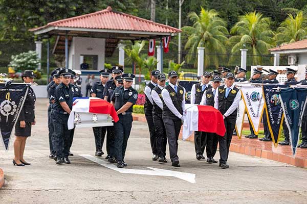 Cortizo asiste a honras fúnebres de capitán y sargento de la Policía Nacional