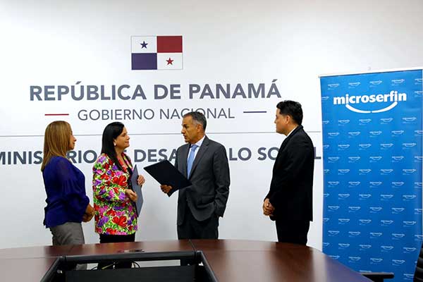Firman convenio para promover emprendimiento entre beneficiarios de programas sociales del MIDES