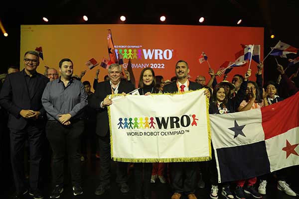 Primera Dama recibe bandera que acredita a Panamá como sede de la WRO 2023
