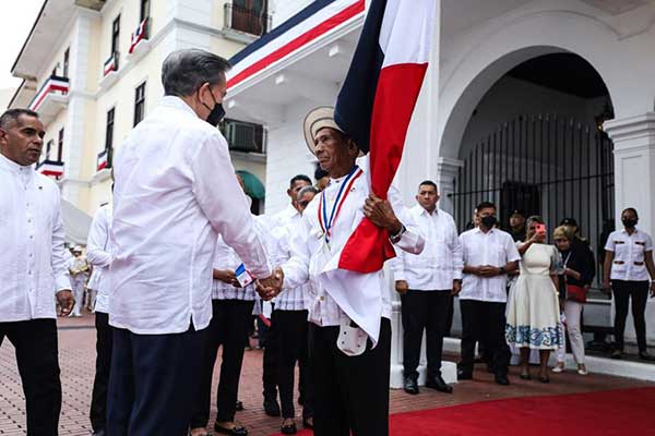 Rinden honores a los Símbolos Patrios en solemne ceremonia en la Presidencia de la República