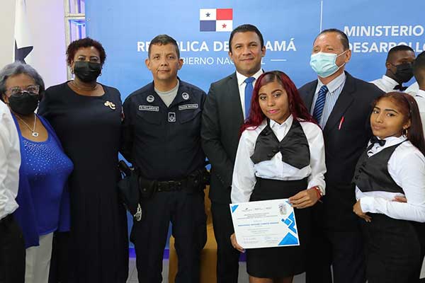 CEFODEA otorga a jóvenes certificados de cursos de informática, construcción, cocina, chapistería y mecánica