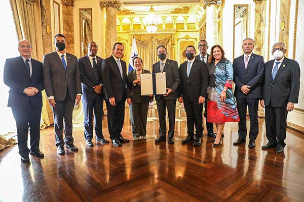 Cortizo sancionan ley que regula ejercicio de la profesión de abogado en Panamá