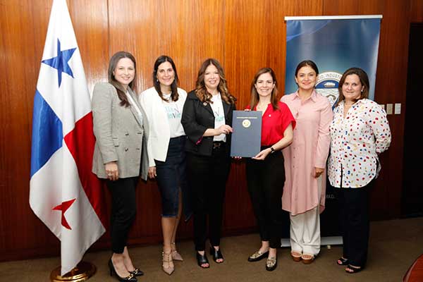 Firman convenio de cooperación para organización de Ella Invierte Summit 2023