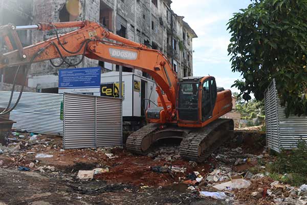 Inician demolición de edificios condenados en San Miguel
