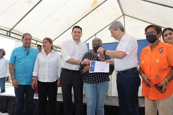 Vicepresidente Carrizo entrega 220 apartamentos en Ciudad Esperanza