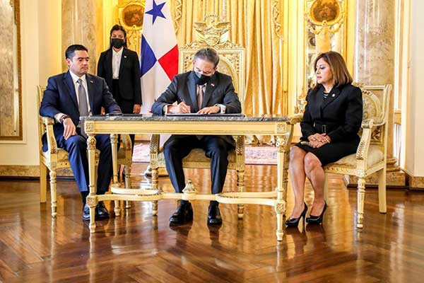 Ariadne García toma posesión como magistrada de la Sala Penal de la CSJ