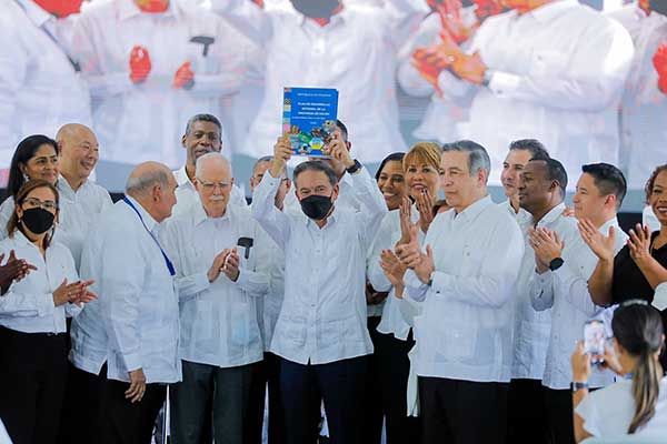 Cortizo recibe Plan de Desarrollo Integral de la provincia de Colón