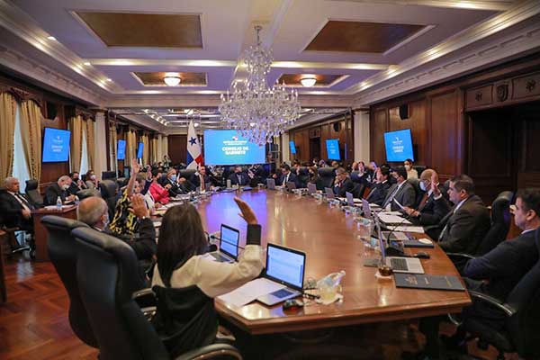 Gobierno aprueba extensión del precio del combustible a B/. 3.25