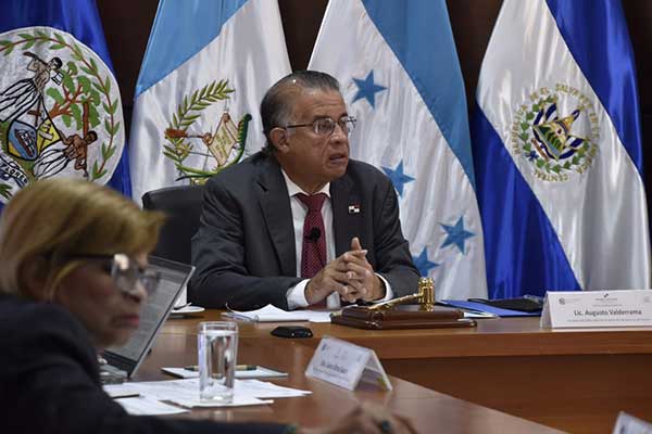 Ministro Valderrama preside reunión del CIRSA en El Salvador