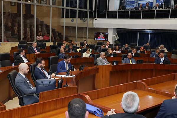 Parlamento panameño reprograma para finales de enero comparecencia de ministros por tema minero