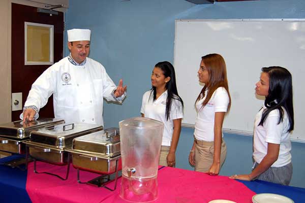 Anuncian curso para la industria hotelera y de cruceros en la UMIP: Hotel Staff