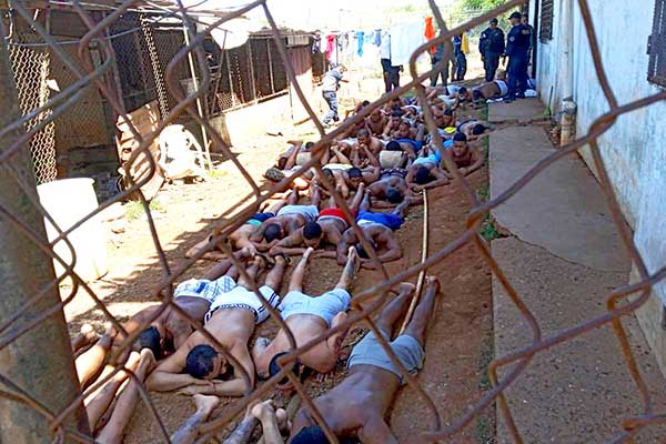 Confirman muerte de unidad policial y privado de libertad, tras enfrentamiento de bandas rivales en centros carcelarios
