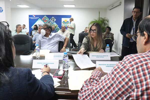 Entregan copia de reglamentación de Ley de Pesca a la Comisión de Pesca Responsable