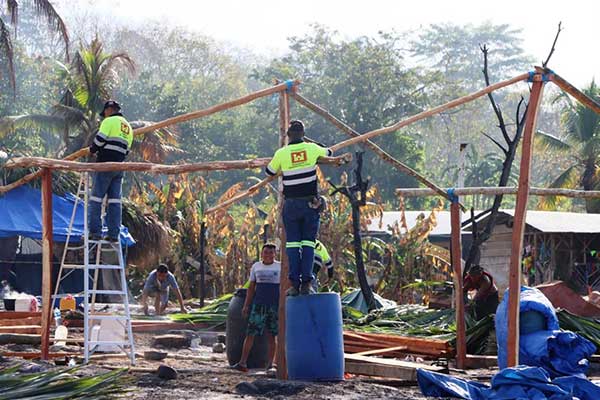 Avanza en Comarca de Wargandí reconstrucción de 79 viviendas quemadas por incendio
