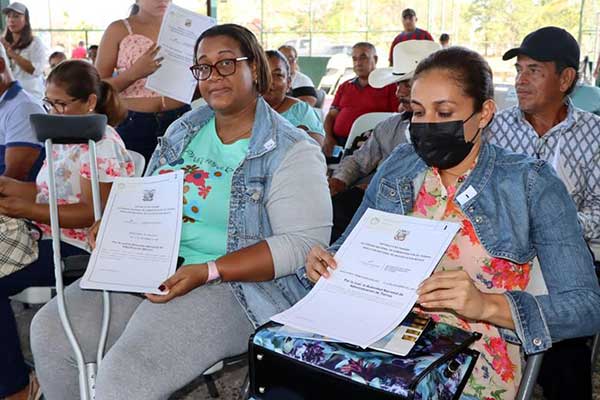 Gobierno entrega títulos de 324 hectáreas a familias veragüenses