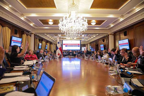 Gobierno extiende vigencia del precio del combustible solidario a B/.3.25