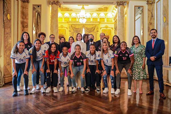 Selección Femenina de Fútbol recibe agasajo en el día internacional de la mujer