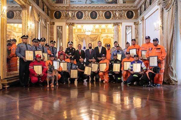 Cortizo entrega reconocimiento al grupo USAR-Panamá que participó en misión internacional en Turquía