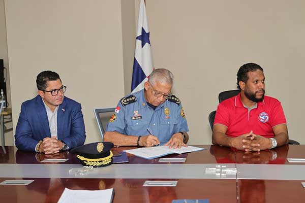 Gobierno  y Sindicato de Bomberos logran acuerdo que pone fin a huelga de brazos caídos
