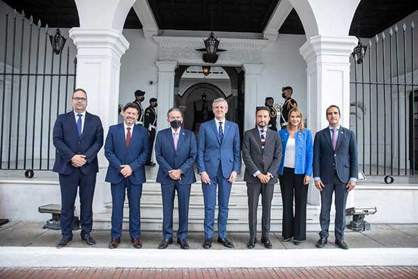 Presidente Cortizo se reúne con comitiva de la Xunta de Galicia