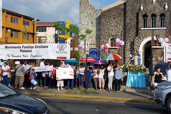 Celebran Día Internacional de la Familia con cadena humana