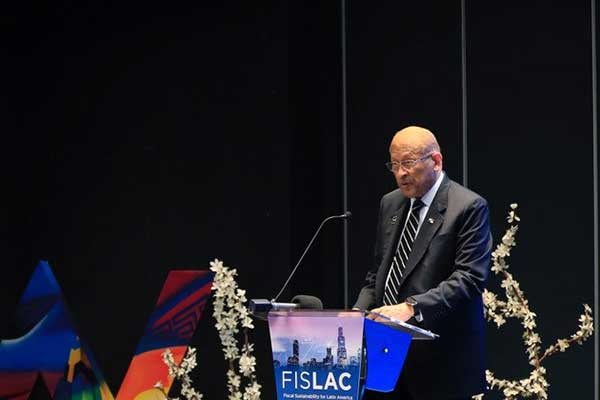 Ministro Alexander: manejo prudente de la deuda, clave para la sostenibilidad fiscal