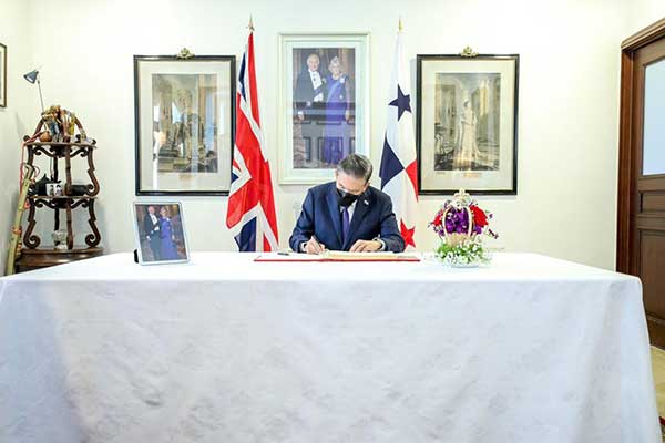 Presidente de Panamá firma Libro de Felicitaciones por la coronación del Rey Carlos III