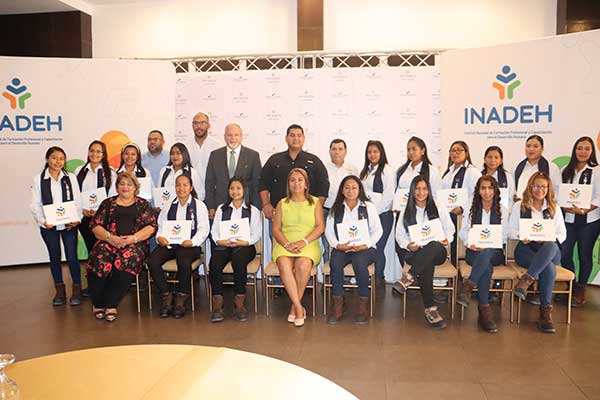 Primera promoción 100% de mujeres concluye formación como operadoras de equipo pesado