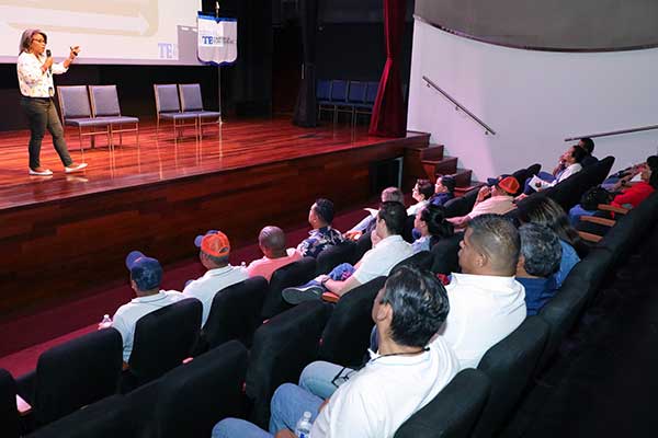 TE instruye a miembros de partidos políticos sobre paridad y democracia