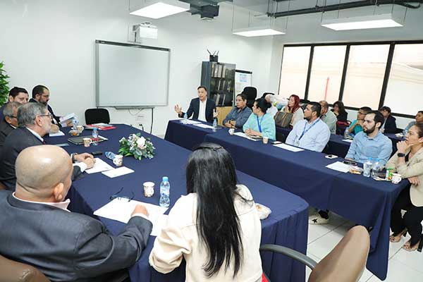 Funcionarios del TE se reúnen con precandidatos por libre postulación