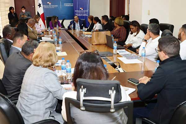 Instalan mesa interinstitucional para identificar dueños de viejos inmuebles en Colón