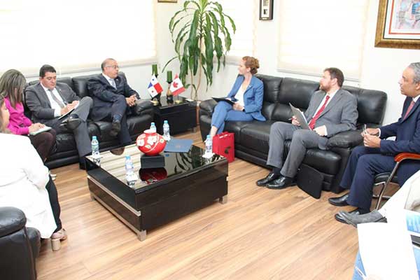 Ministro Valderrama y embajadora de Canadá abordan temas de cooperación