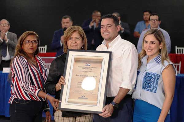 PRD entrega credenciales a Carrizo como candidato presidencial