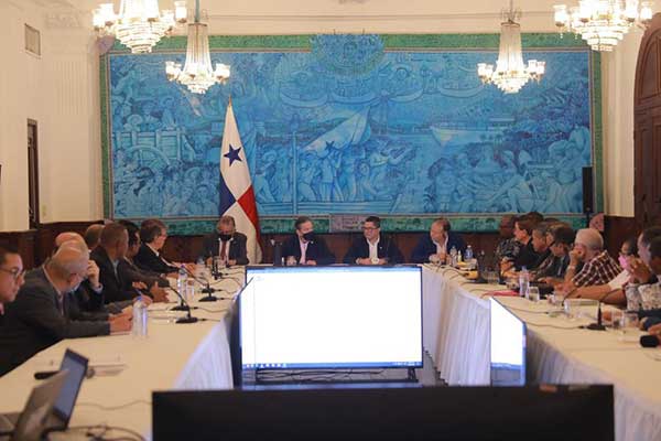 Presidente Cortizo y dirigentes del Barú se reúnen para impulsar el desarrollo del distrito