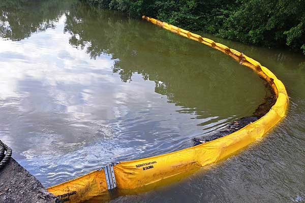 AMP toma acciones tras detectar mancha de hidrocarburos en el caudal del río Juan Díaz