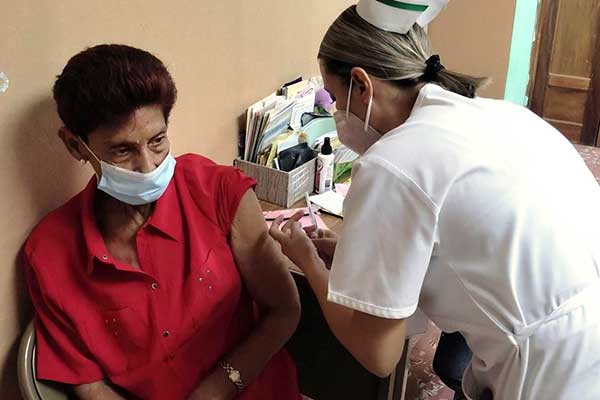 Autoridades de salud reiteran a la población importancia de vacunarse, ante decesos por influenza
